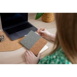 Korkowy notatnik A5 z długopisem | Layla z nadrukiem Twojego logo, materiał: papier, korek, bawełna, słoma pszeniczna, kolor: granatowy Korkowy notatnik A5 z długopisem | Layla z nadrukiem Twojego logo, materiał: papier, korek, bawełna, słoma pszeniczna, kolor: granatowy