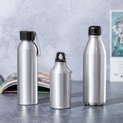 Butelka sportowa 400 ml z aluminium z recyklingu, z karabińczykiem z nadrukiem Twojego logo, materiał: aluminium, kolor: srebrny Butelka sportowa 400 ml z aluminium z recyklingu, z karabińczykiem z nadrukiem Twojego logo, materiał: aluminium, kolor: srebrny
