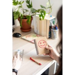 Notatnik ok. B7 "uśmiechnięta buzia" z długopisem | Dylan z nadrukiem Twojego logo, materiał: plastik, papier, kolor: czarny Notatnik ok. B7 "uśmiechnięta buzia" z długopisem | Dylan z nadrukiem Twojego logo, materiał: plastik, papier, kolor: czarny