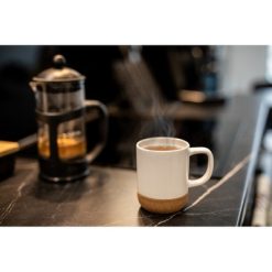 Kubek ceramiczny 370 ml z korkowym elementem | Kate z nadrukiem Twojego logo, materiał: korek, ceramika, kolor: biały Kubek ceramiczny 370 ml z korkowym elementem | Kate z nadrukiem Twojego logo, materiał: korek, ceramika, kolor: biały